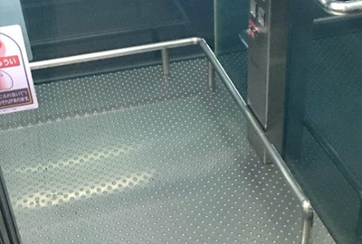 二相ステンレス鋼すべらんなーの用途例：エレベーター床